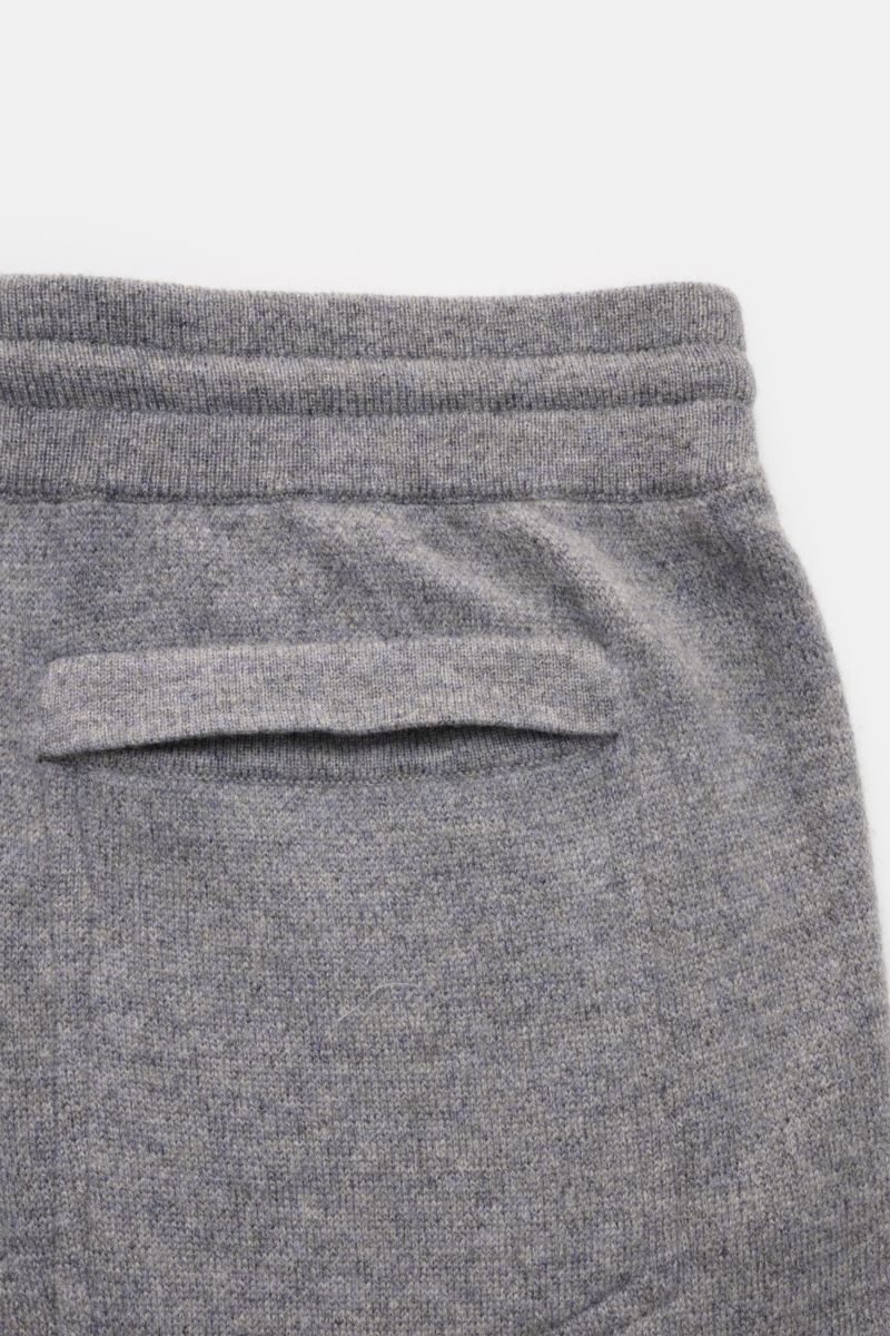 Nahaufnahme von der Rückseite der von Braun Cashmere Jogpants grau meliert mit hohem Bund, Leistentasche und feinem, weichem Cashmere-Strick.