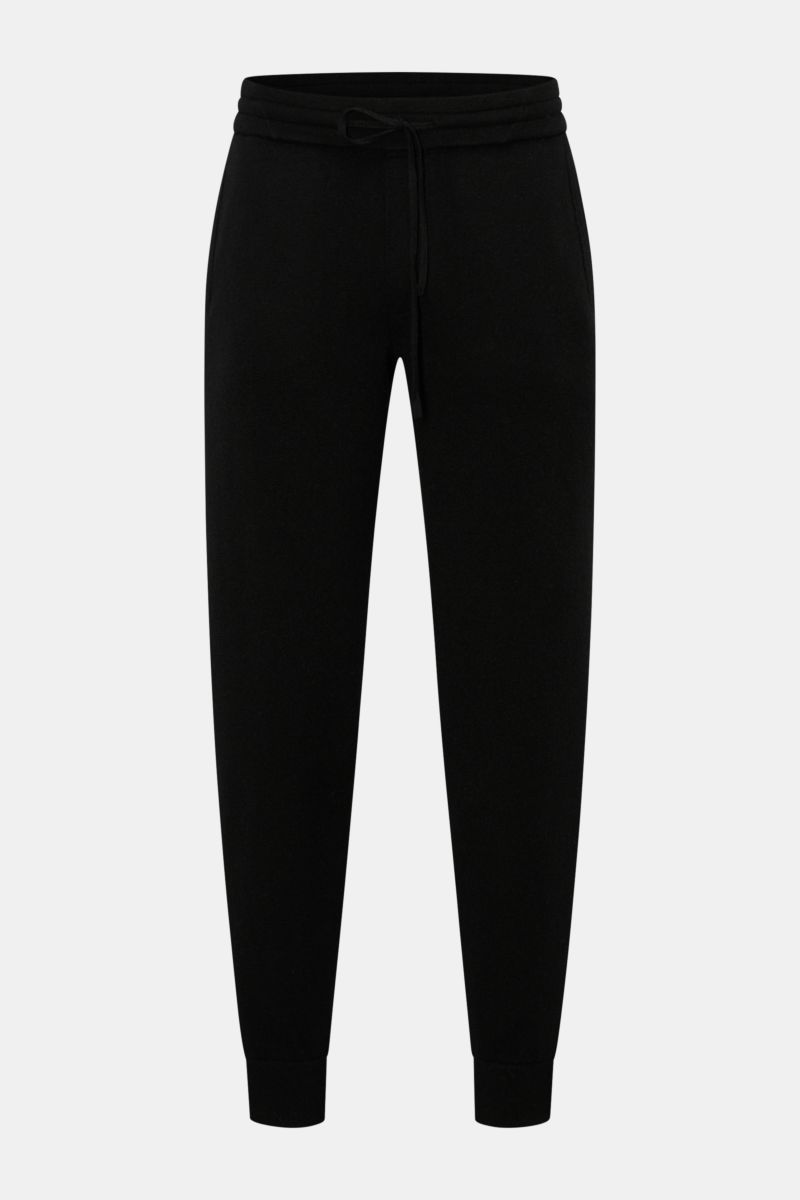 Schwarze von Braun Cashmere Jogpants in Frontansicht mit hohem Bund, elastischem Tunnelzug, schmal zulaufendem Bein, Hüft- und Gesäßtaschen.