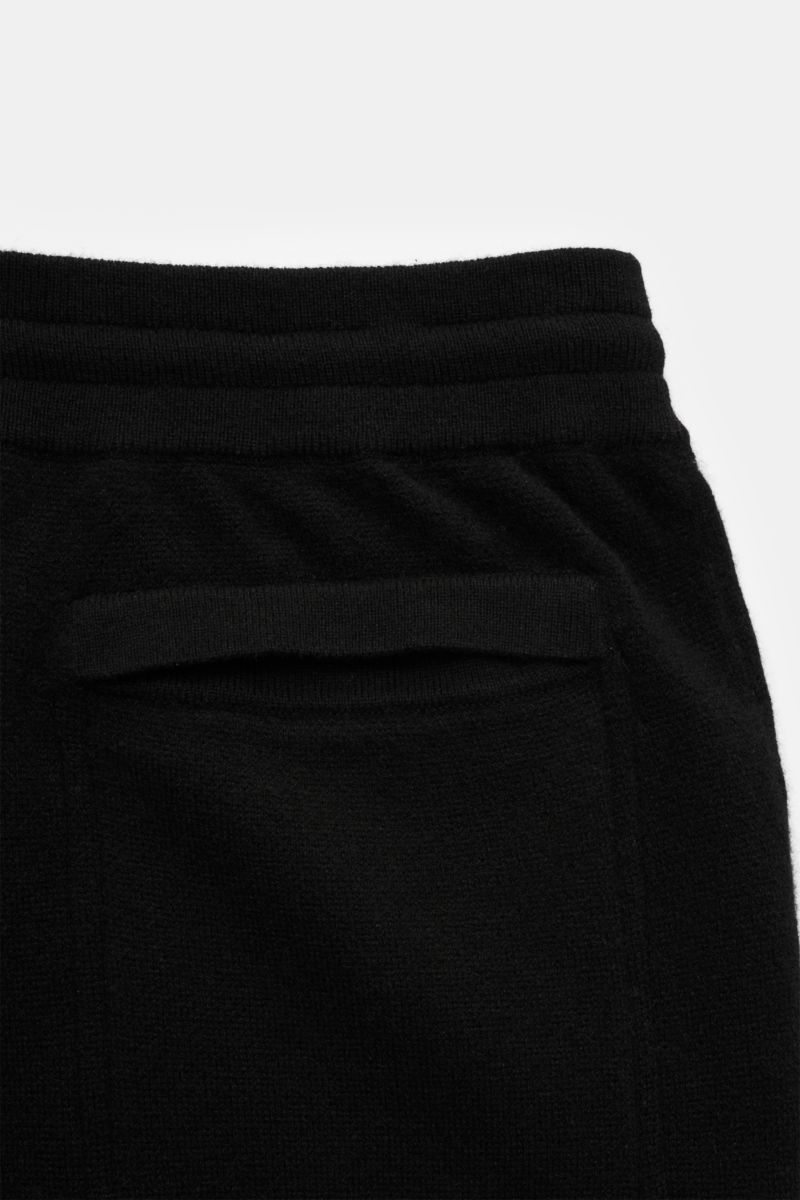 Von Braun Cashmere Jogpants schwarz, Detailaufnahme von hinten oben, weiche, schmale Jogpants aus reinem Cashmere mit hohem Bund, elastischem Tunnelzug und Leistentaschen.