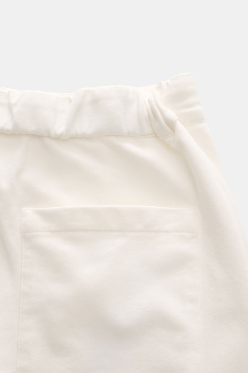 Close-up from above of the waistband and back pocket of 04651/ A trip in a bag Jogger pants 'If' off-white in soft cotton jersey with elastic drawstring waist.