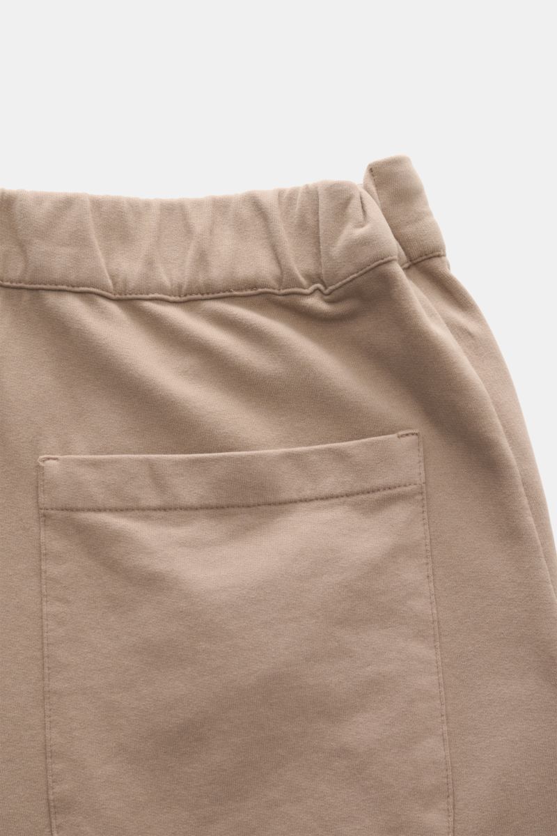 Close-up rear view of 04651/ A trip in a bag Jogger pants 'If' taupe showing elasticated waistband and patch back pocket in soft cotton jersey.

Comfort meets style: These jogger pants in soft cotton jersey by 04651/ A TRIP IN A BAG enhance relaxed loo