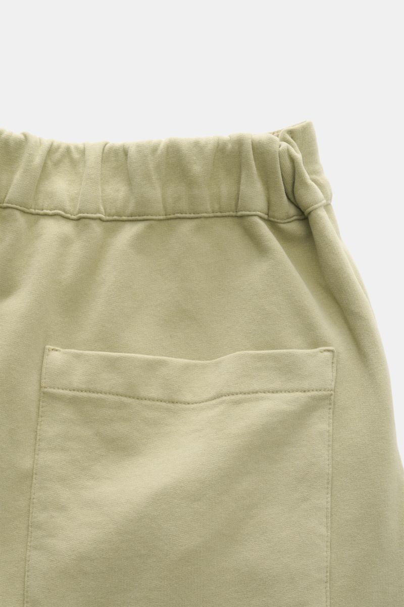 Close-up rear view of the partially elasticated waistband and back patch pocket of 04651/ A trip in a bag Jogger pants 'If' sage in soft cotton jersey.

Comfort meets style: These jogger pants in soft cotton jersey by 04651/ A TRIP IN A BAG enhance rel