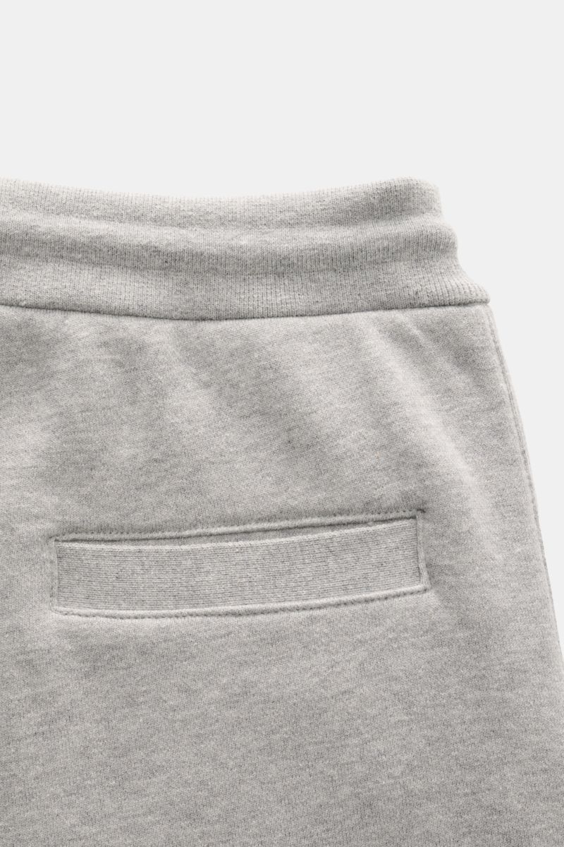 Nahaufnahme der Taille und Gesäßtasche der Thom Browne Sweathose grau meliert, Slim Fit aus weicher Baumwolle mit elastischem Bund.
