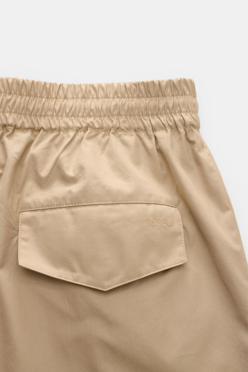 Close-up rear view of A.P.C. Shorts sand in beige, showing elastic waistband and back pocket with flap and subtle A.P.C. logo.

Lässiger Look an warmen Tagen: Die Shorts von A.P.C. überzeugen mit ihrem zeitlosen Design und werden zum idealen Begleiter 