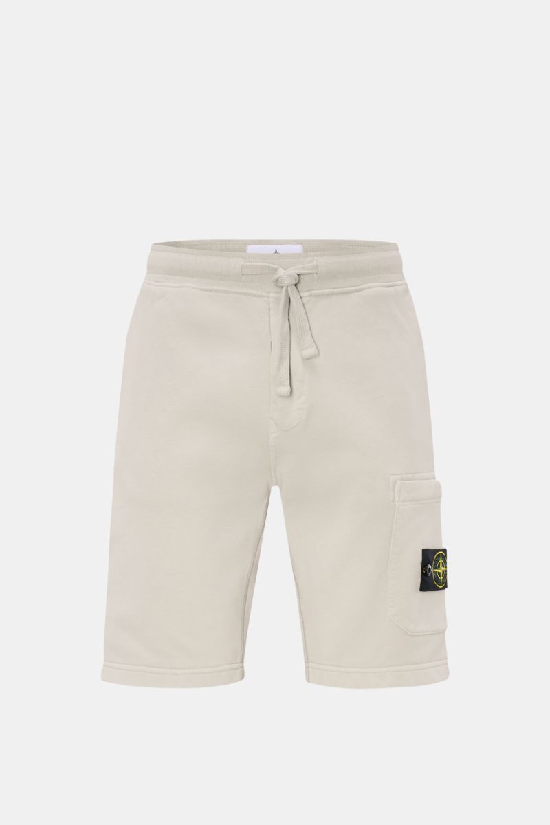 Stone Island Sweatshorts 'Felpa Bermuda' hellgrau aus reiner Baumwolle, Regular Fit, elastischer Bund, Cargo- und Gesäßtasche, frontal fotografiert.
