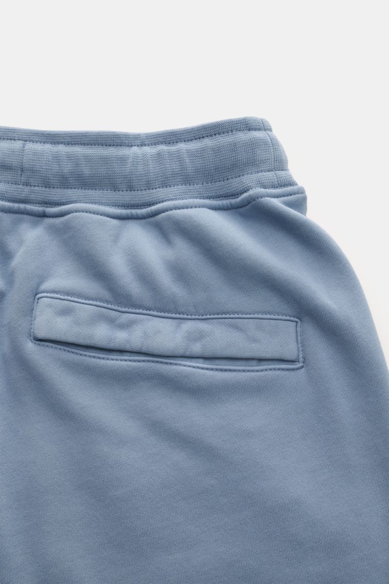 Stone Island Sweatshorts 'Basic Sweat' rauchblau aus Bio-Baumwolle mit elastischem Bund, Cargo-Tasche und Kompass-Badge, Rückansicht.