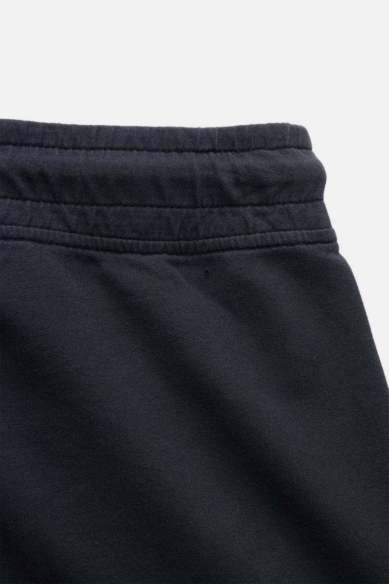 Nahaufnahme der elastischen Bundpartie der C.P. Company Cargo-Sweatshorts dark navy aus weichem, leichter Baumwoll-Sommer-Sweat, Slim Fit.