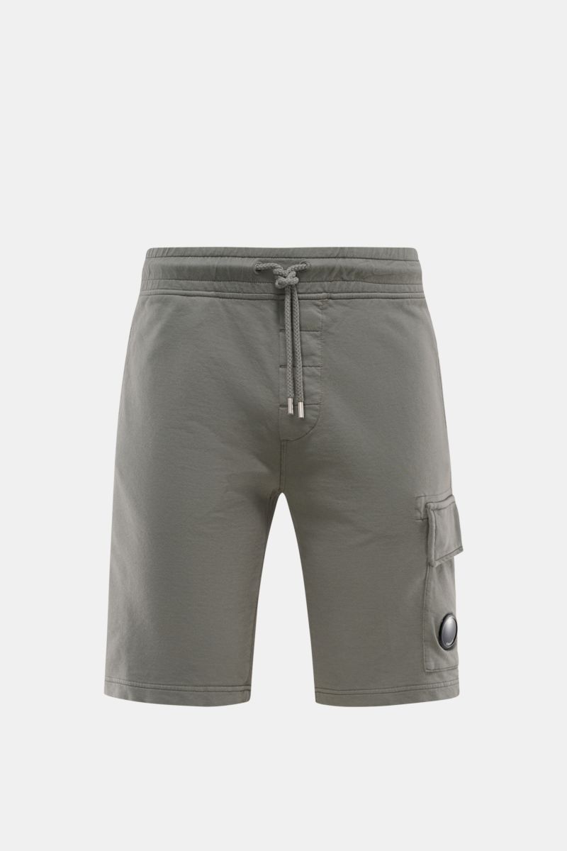 Frontale Nahaufnahme der graugrünen C.P. Company Cargo-Sweatshorts aus weichem, leichter Baumwoll-Sweat, Slim Fit mit elastischem Bund.
