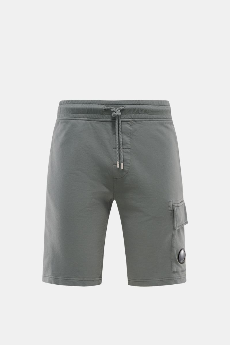 C.P. Company Cargo-Sweatshorts graugrün, frontale Nahaufnahme, leichte Sommer-Shorts aus reiner Baumwolle mit elastischem Bund, Tunnelzug, Cargo-Tasche und Linsen-Detail.
