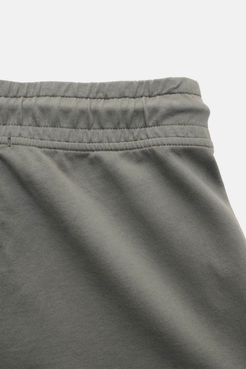 C.P. Company Cargo-Sweatshorts graugrün aus weichem, sommerlichem Baumwollsweat mit elastischem Bund, Tunnelzug, Slim Fit, Cargo-Tasche, Detailaufnahme von oben.