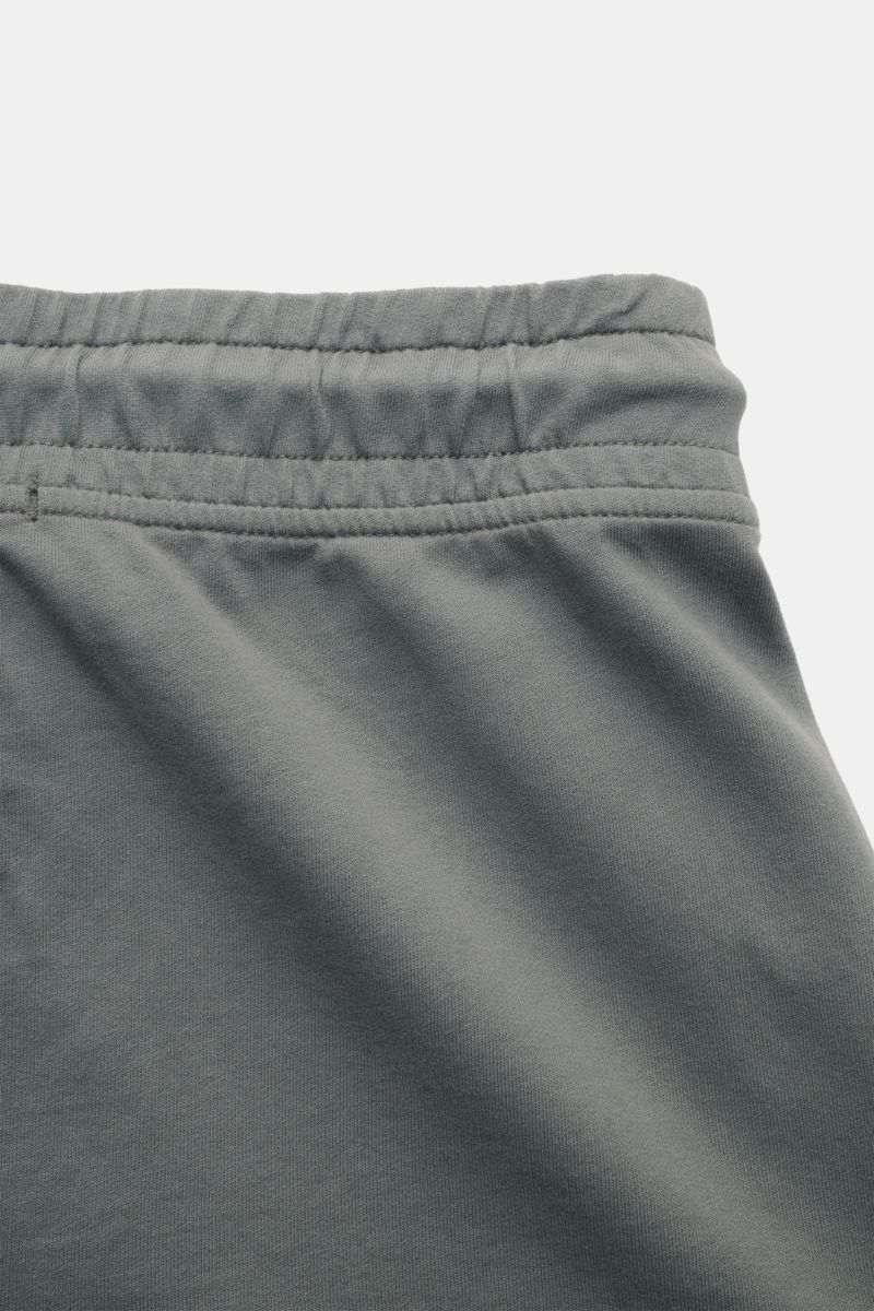 Nahaufnahme der elastischen Bundpartie der C.P. Company Cargo-Sweatshorts graugrün, Sweat aus reiner Baumwolle, weicher Griff.