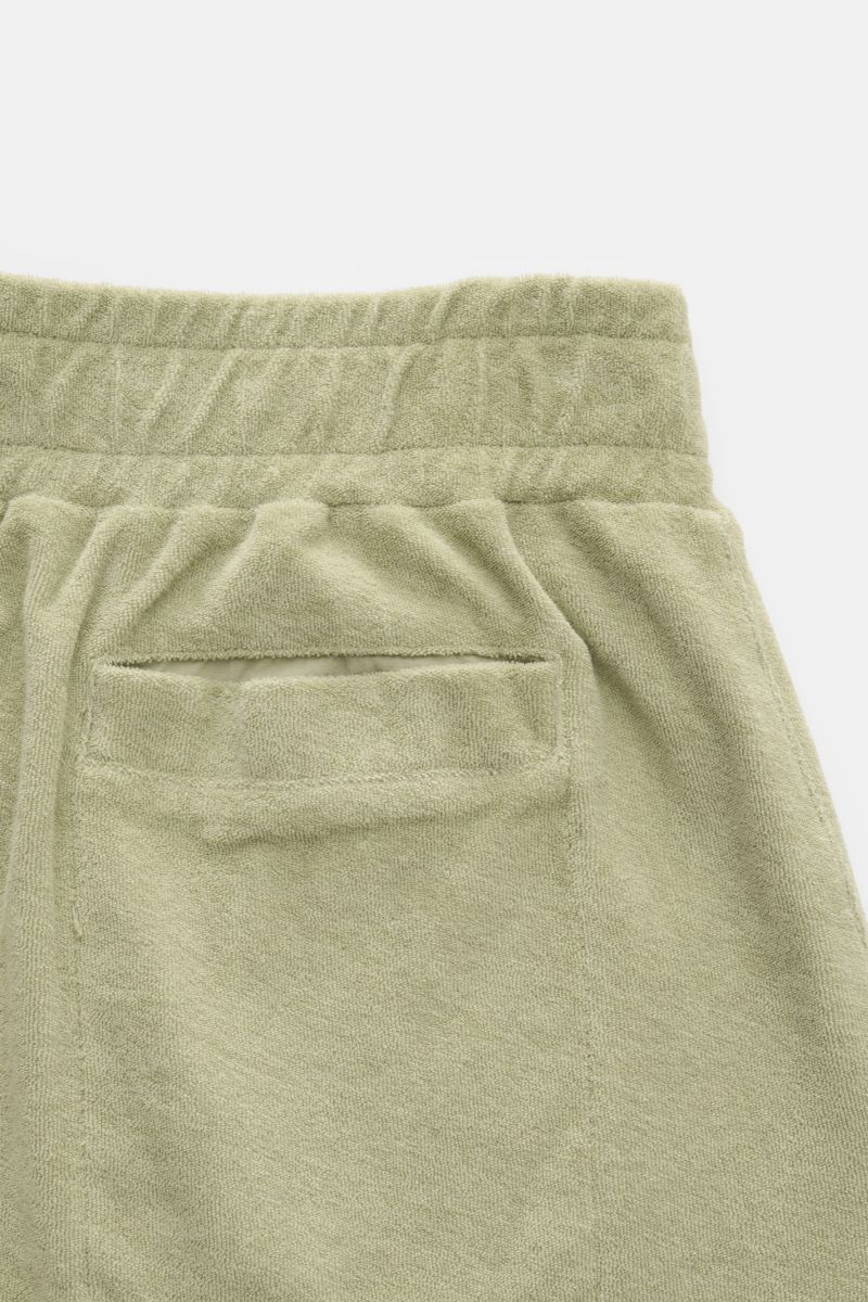 Close-up rear view of 04651/ A trip in a bag Terry shorts 'Terry' sage in soft cotton terrycloth with elastic waistband and back hip pocket.

With the model 'Terry' 04651/ A TRIP IN A BAG presents a comfortable pair of shorts in wonderfully soft terry 