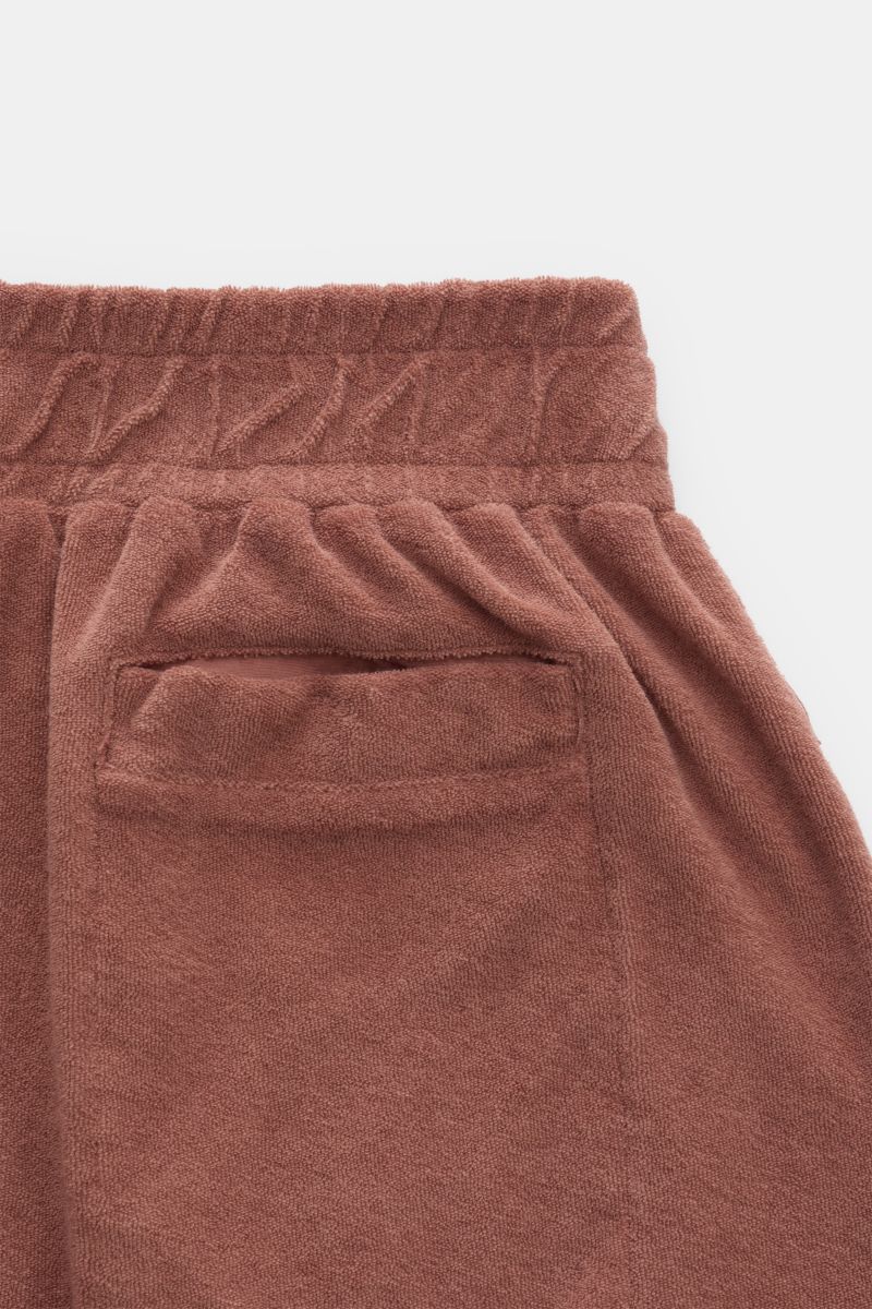 Close-up back view of 04651/ A trip in a bag Terry shorts 'Terry' rust brown, showing elasticated waistband, hip pocket, and soft terrycloth texture.

With the model 'Terry' 04651/ A TRIP IN A BAG presents a comfortable pair of shorts in wonderfully so