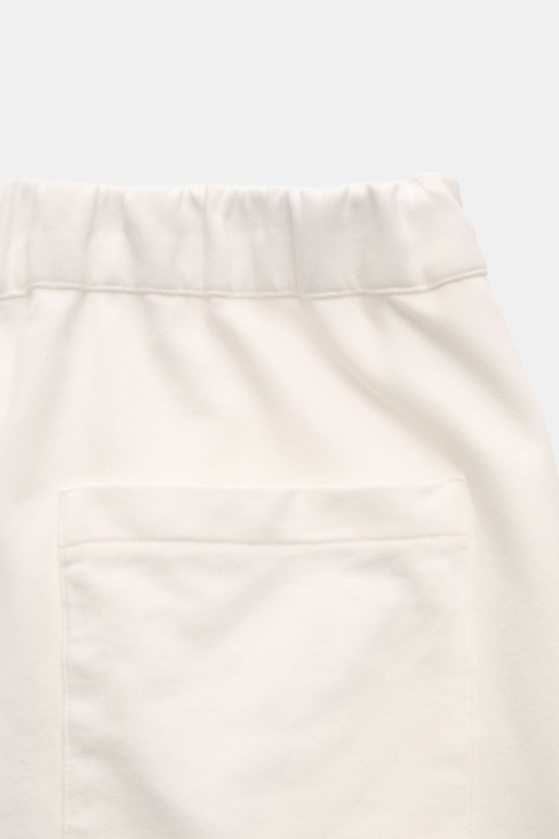 Close-up back view of 04651/ A trip in a bag Sweat shorts off-white showing elastic waistband and patch pocket.

Relaxation all day long: These sweat shorts by 04651/ A TRIP IN A BAG, made from stretch cotton, are soft to the touch and extremely comfor