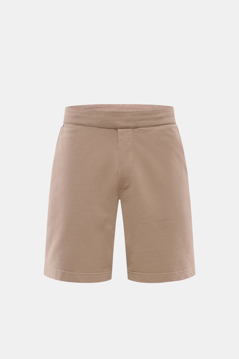 Frontale Nahaufnahme der 04651/ A trip in a bag Sweat-Shorts taupe, aus weichem Baumwoll-Sweat, Regular Fit mit elastischem Bund und Tunnelzug.