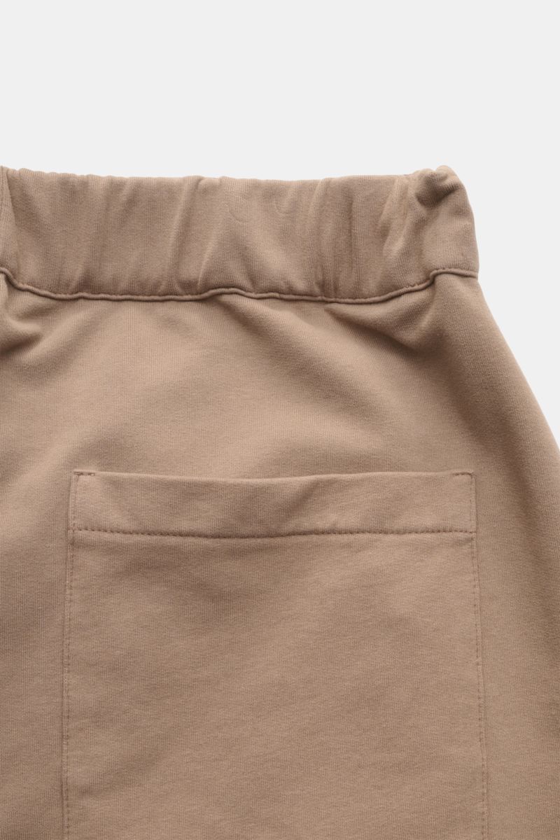 04651/ A trip in a bag Sweat-Shorts taupe Rückansicht mit elastischem Bund, aufgesetzter Gesäßtasche aus weichem Baumwoll-Sweat, Regular Fit.