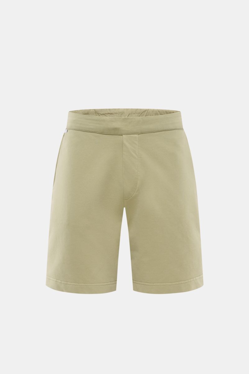 Frontale Nahaufnahme der salbeifarbenen 04651/ A trip in a bag Sweat-Shorts aus Baumwolle mit elastischem Bund, Tunnelzug, franz. Taschen und kleinem Weblabel.