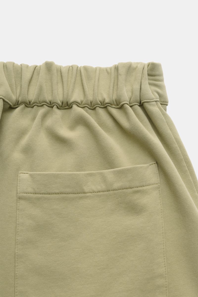 04651/ A trip in a bag Sweat-Shorts salbei, Detailaufnahme von hinten oben, elastischer Bund, aufgesetzte Gesäßtasche, weicher Baumwollstoff.