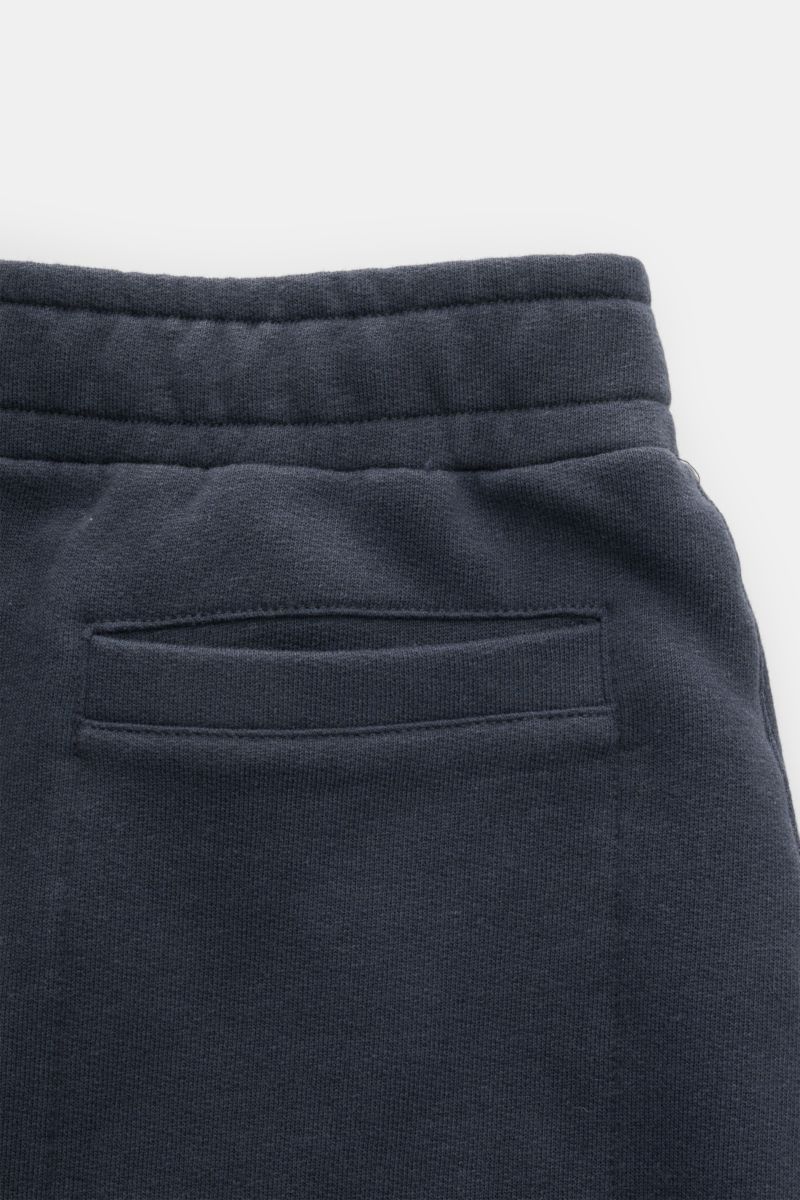 Rückansicht der 04651/ A trip in a bag Sweat-Shorts 'CL' navy aus Bio-Baumwolle und Leinen mit elastischem Bund, Leistentasche und weichem Griff.