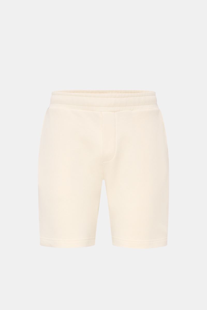 Frontansicht der cremefarbenen 04651/ A trip in a bag Sweat-Shorts 'CL' aus Bio-Baumwolle und Leinen mit elastischem Bund und Tunnelzug.