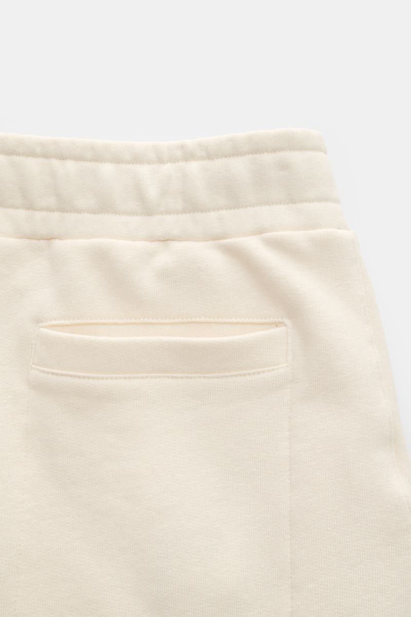 04651/ A trip in a bag Sweat-Shorts 'CL' creme, Detailaufnahme von hinten, elastischer Bund, Leistentasche, Bio-Baumwolle und Leinen, weicher Griff.