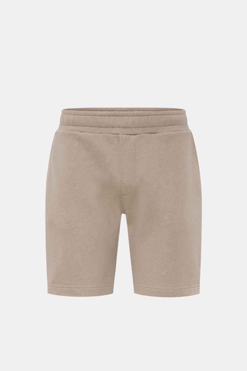 Frontansicht der 04651/ A trip in a bag Sweat-Shorts 'CL' taupe aus Bio-Baumwolle und Leinen mit elastischem Bund, Tunnelzug und Taschen.