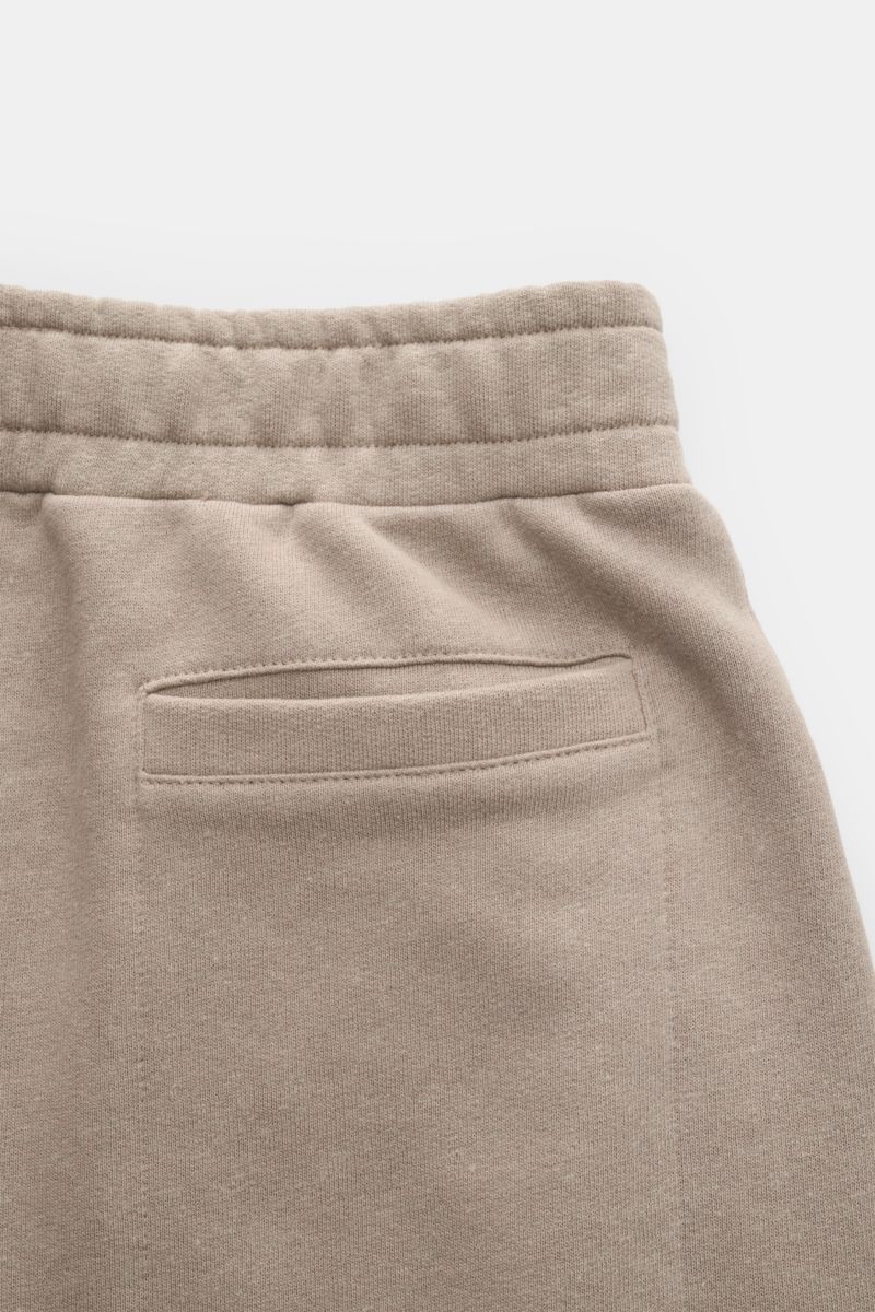 04651/ A trip in a bag Sweat-Shorts 'CL' taupe aus Bio-Baumwolle und Leinen, Rückansicht mit elastischem Bund, Leistentasche, weichem Griff.
