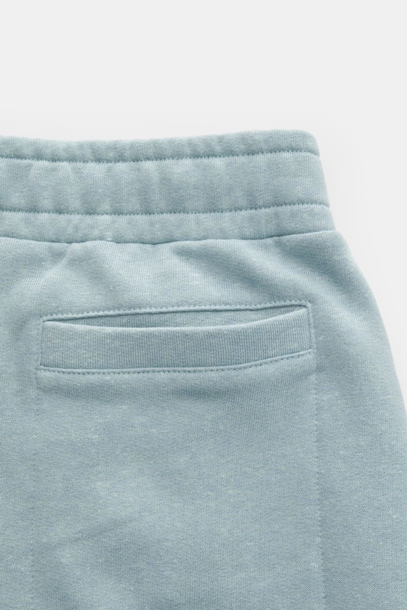 04651/ A trip in a bag Sweat-Shorts 'CL' rauchblau aus Bio-Baumwolle und Leinen, Rückansicht elastischer Bund mit Tunnelzug und Leistentasche.