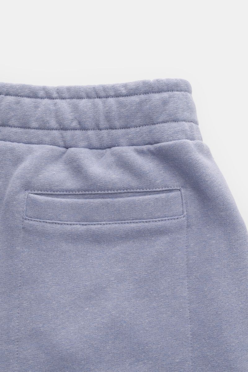 04651/ A trip in a bag Sweat-Shorts 'CL' lavender aus Bio-Baumwolle und Leinen, Detailansicht der Rückseite mit elastischem Bund und Leistentasche.