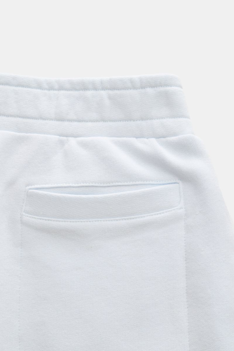 04651/ A trip in a bag Sweat-Shorts 'CL' pastellblau, Rückansicht mit elastischem Bund, Leistentasche, weicher Bio-Baumwolle-Leinen-Mix.