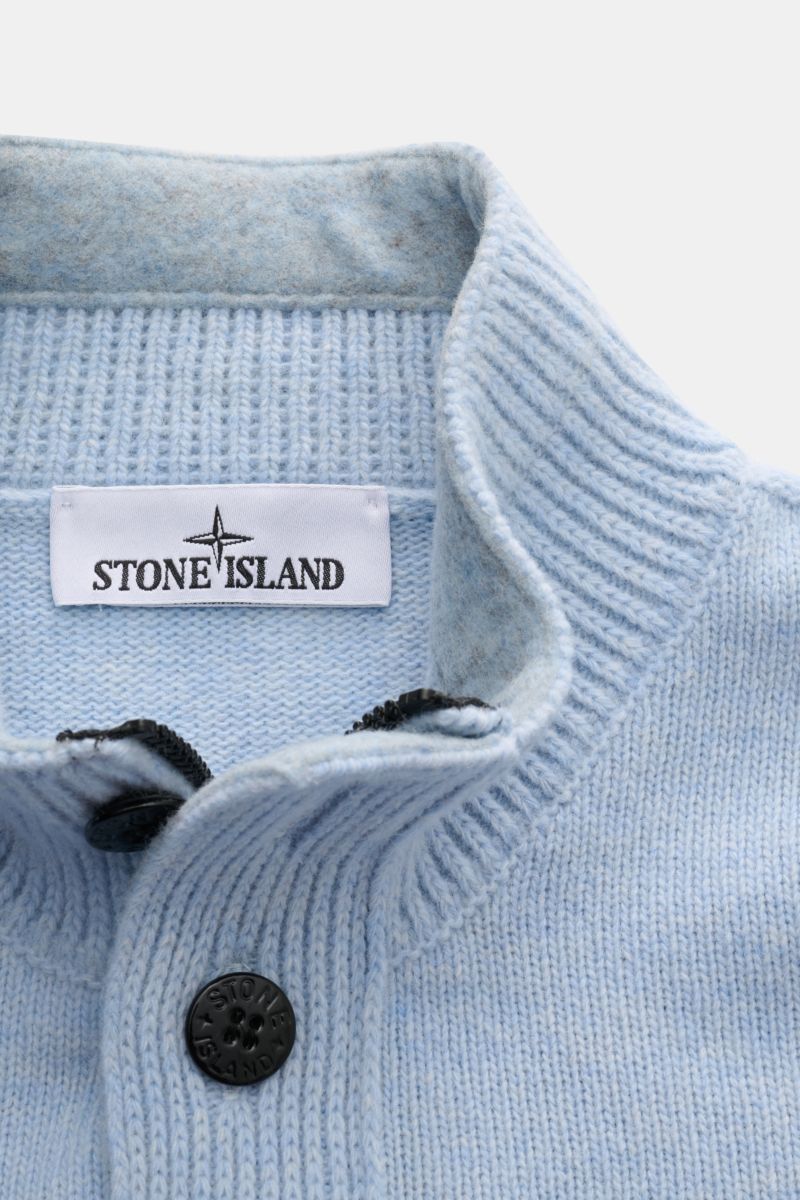 Stone Island Troyer 'Lambswool' hellblau, Detailaufnahme des wärmenden Wollmix-Stricks mit Zipper, Knöpfen und Logo am Kragen.