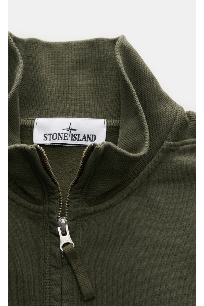 Close-up front view of Stone Island Sweat half-zip jumper olive, showing the high fastening rib knit collar with zipper and brand label.

Create sporty looks in the colder months: This casual half-zip jumper made of soft sweat fabric by STONE ISLAND wi