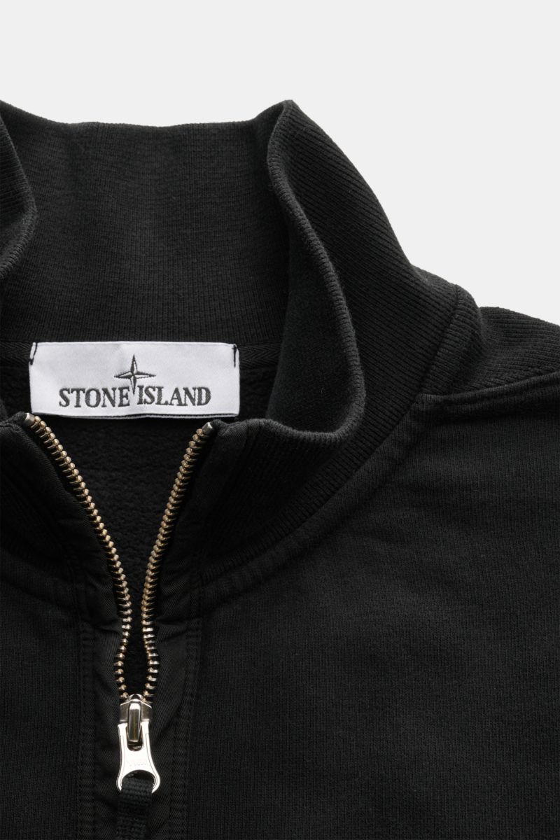 Close-up front view of Stone Island Sweat-Troyer schwarz with high zip-up collar and ribbed knit details.

Description: Sportlich durch die kühle Jahreszeit: Dieser lässige Troyer aus softem Sweat von STONE ISLAND mit Zipper am Rippstrick-Kragen besteh