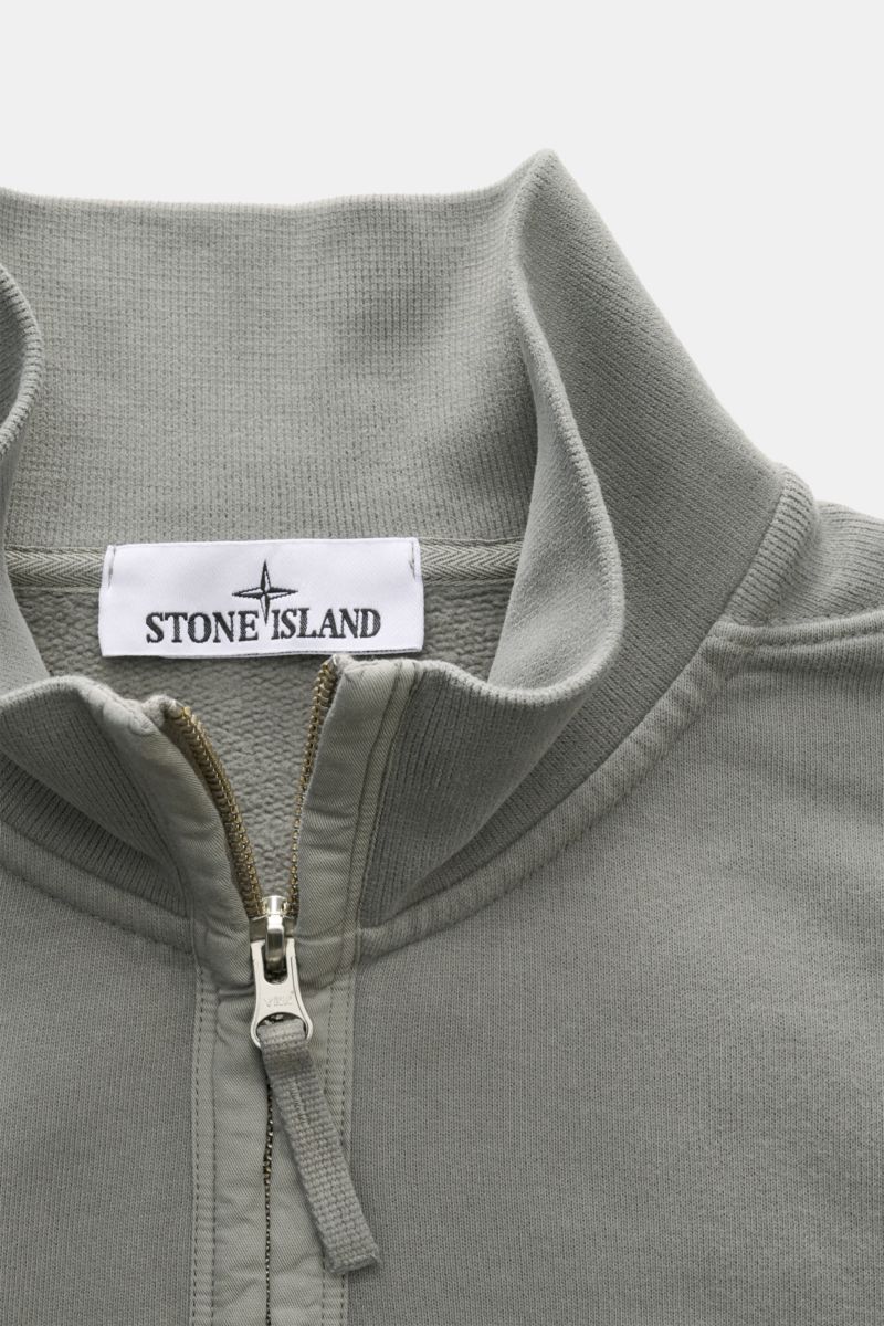 Close-up front view of Stone Island Sweat half-zip jumper grey showing soft cotton fabric, high rib knit collar with zipper, and brand label.

Create sporty looks in the colder months: This casual half-zip jumper made of soft sweat fabric by STONE ISLA