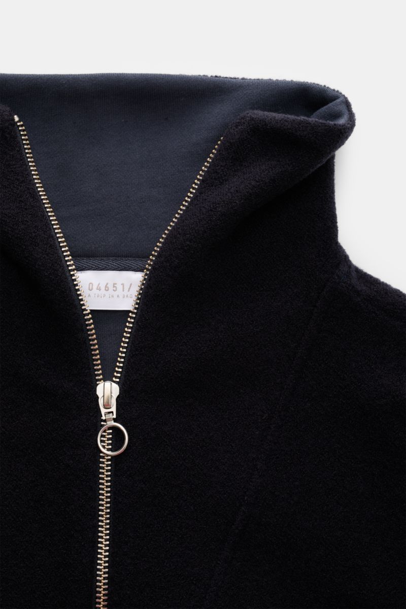 04651/ A trip in a bag Troyer 'Cw Quarter Zip' navy, Detailaufnahme von oben, samtige Woll-Baumwollmischung, Troyer-Kragen mit Reißverschluss, weicher Griff.
