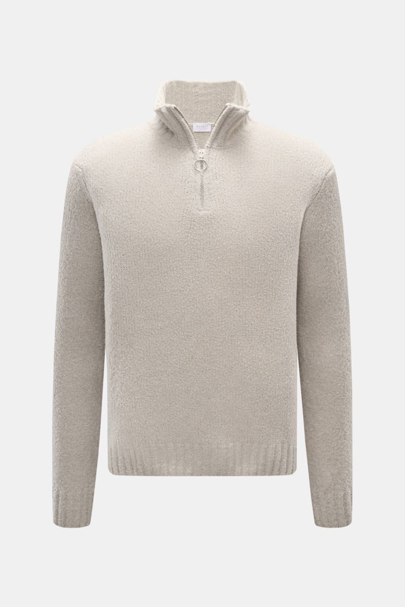 Vorderansicht des 04651/ A trip in a bag Troyer 'Grainy' sand mit hohem Rippstrickkragen, Zipper, Regular Fit, Boucléstrick, weichem Griff, breiten Rippbündchen, mittelfeinem Strickbild aus Wolle und Microfaser.