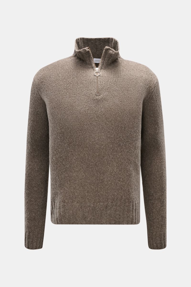 Frontale Aufnahme des Troyers 04651/ A trip in a bag Troyer 'Grainy' taupe, Regular Fit, Boucléstrick, hoher Rippstrickkragen mit Zipper, breite Rippbündchen, weicher Griff, Mix aus Wolle und Microfaser, mittelfeines Strickbild.