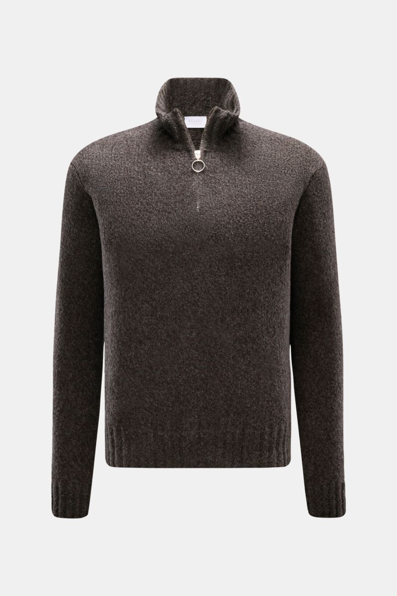 Frontale Nahaufnahme des graubraunen Troyers 04651/ A trip in a bag Troyer 'Grainy' mit hohem Rippstrickkragen und Zipper, Regular Fit, breiten Rippbündchen, mittelfeinem Boucléstrickbild und weichem Griff aus Woll-Microfaser-Mix.