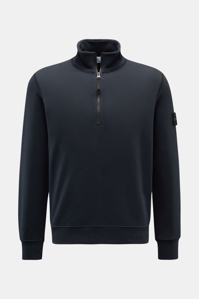 Stone Island Troyer 'Basic Sweat' navy, Slim Fit Sweatshirt aus reiner Baumwolle mit Troyer-Kragen, Zipper, Kompass-Badge am Oberarm, elastischen Bündchen, frontal fotografiert.