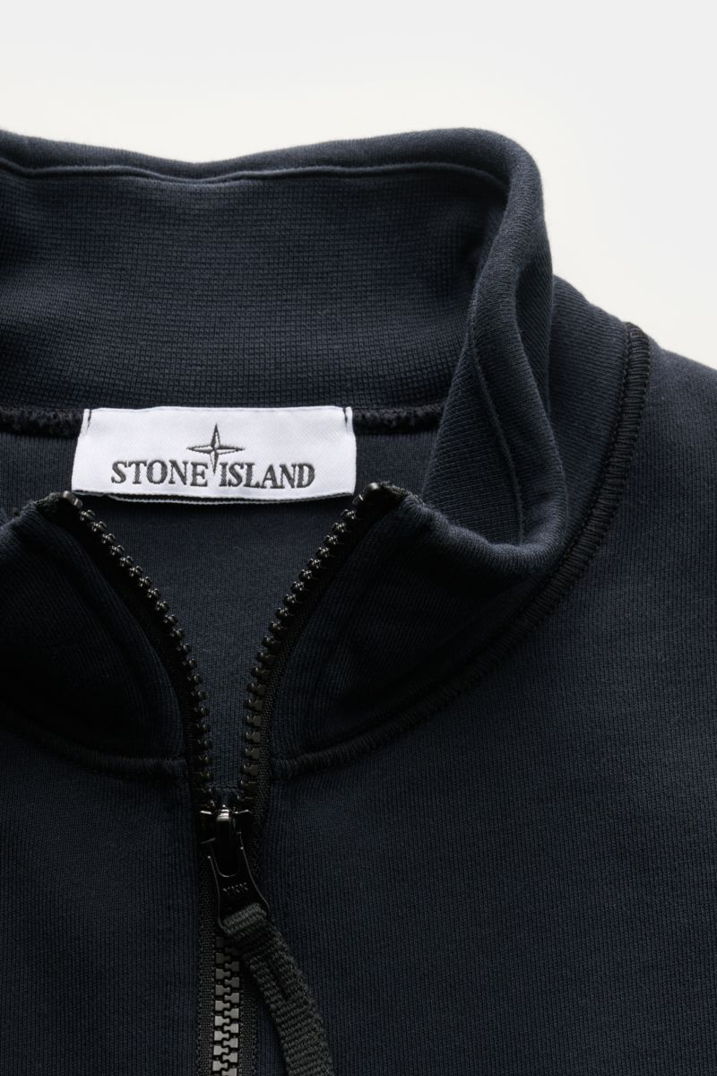 Stone Island Troyer 'Basic Sweat' navy in Nahaufnahme von oben, Slim Fit, reiner Baumwolle, Troyer-Kragen mit Zipper, Kompass-Badge am Ärmel, elastische Bündchen, weiche Qualität.