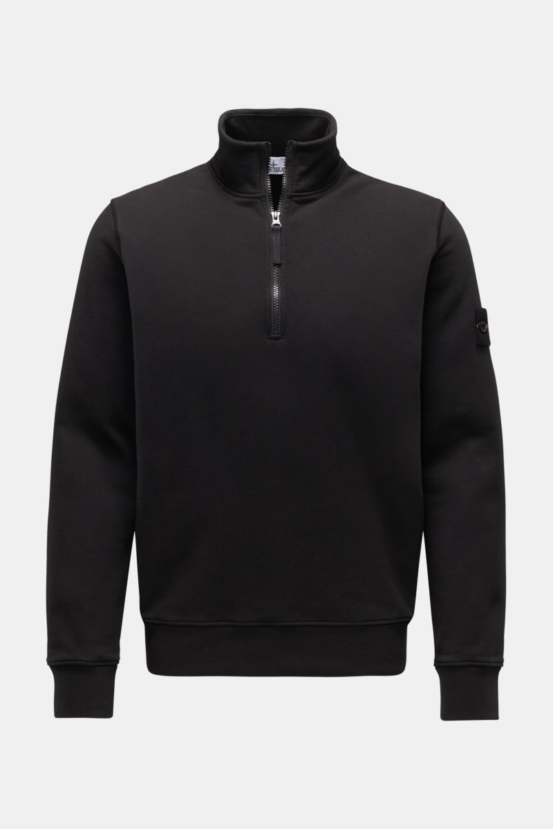 Alt tag (125 characters max):
Front view of Stone Island Troyer 'Basic Sweat' schwarz, black cotton sweatshirt with zip collar and compass badge on sleeve.

Additional description for detailed content:
Sportives Essential: Der Sweat-Troyer von STONE IS