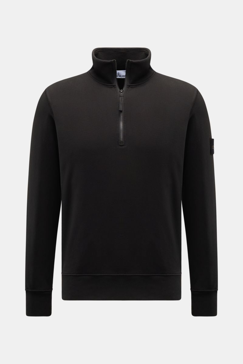 Front view of the Stone Island Sweat-Troyer 'Basic Sweat' schwarz, a black regular fit sweatshirt with a zip-up Troyer collar and compass badge on the upper arm.

Sportives Essential: Der Sweat-Troyer von STONE ISLAND überzeugt als legeres Basic Piece 