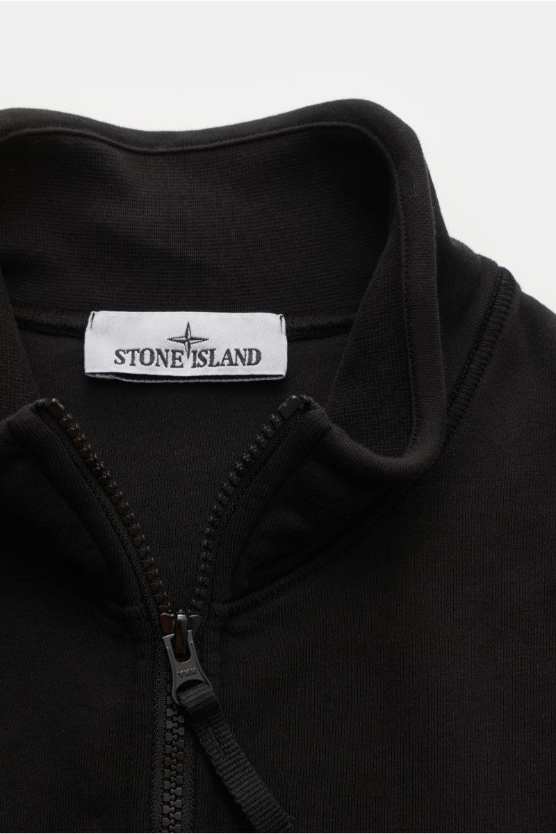 Close-up front view of the collar and zipper of the Stone Island Troyer 'Basic Sweat' schwarz sweatshirt in black, showing the label.

Sportives Essential: Der Sweat-Troyer von STONE ISLAND überzeugt als legeres Basic Piece und wird zum unverzichtbaren