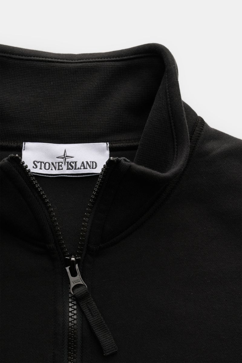 Close-up front view of Stone Island Sweat-Troyer 'Basic Sweat' schwarz in black cotton with zip and collar detail.

Description: Sportives Essential: Der Sweat-Troyer von STONE ISLAND überzeugt als legeres Basic Piece und wird zum unverzichtbaren Begle