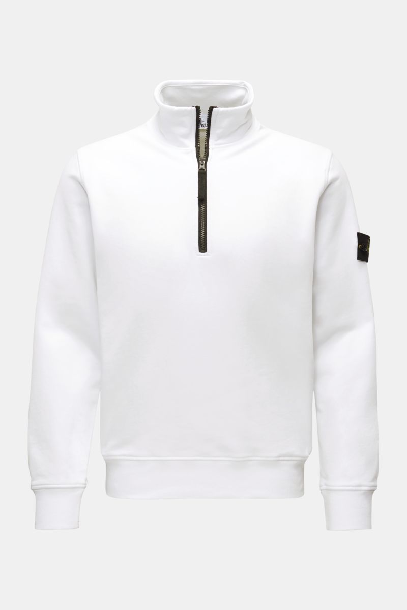 Stone Island Troyer 'Basic Sweat' weiß front view, white cotton sweatshirt with soft touch, regular fit, zip-up Troyer collar, compass badge on sleeve, flexible rib cuffs. Sportives Essential: Der Sweat-Troyer von STONE ISLAND überzeugt als legeres Bas