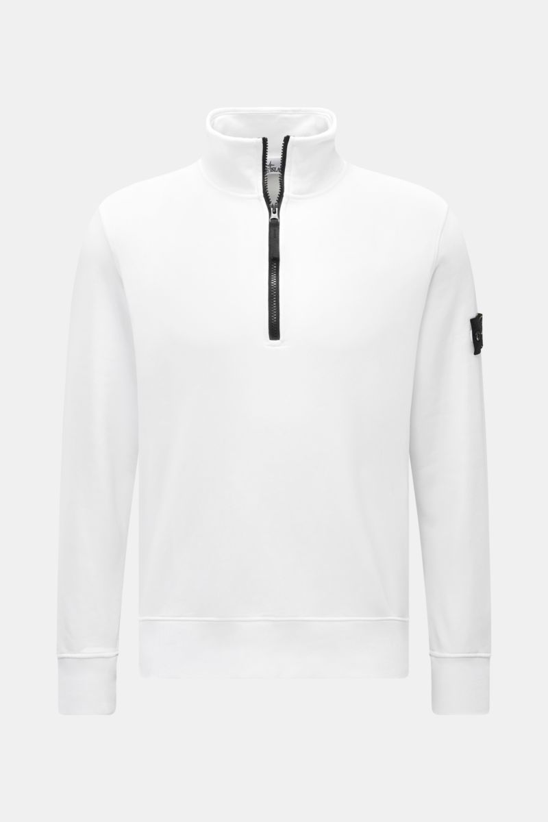 Stone Island Sweat-Troyer 'Basic Sweat' weiß, front view of white sweatshirt with half-zip Troyer collar, compass badge on left arm, made of pure cotton, soft touch, regular fit, flexible rib cuffs. Sportives Essential: Der Sweat-Troyer von STONE ISLAN