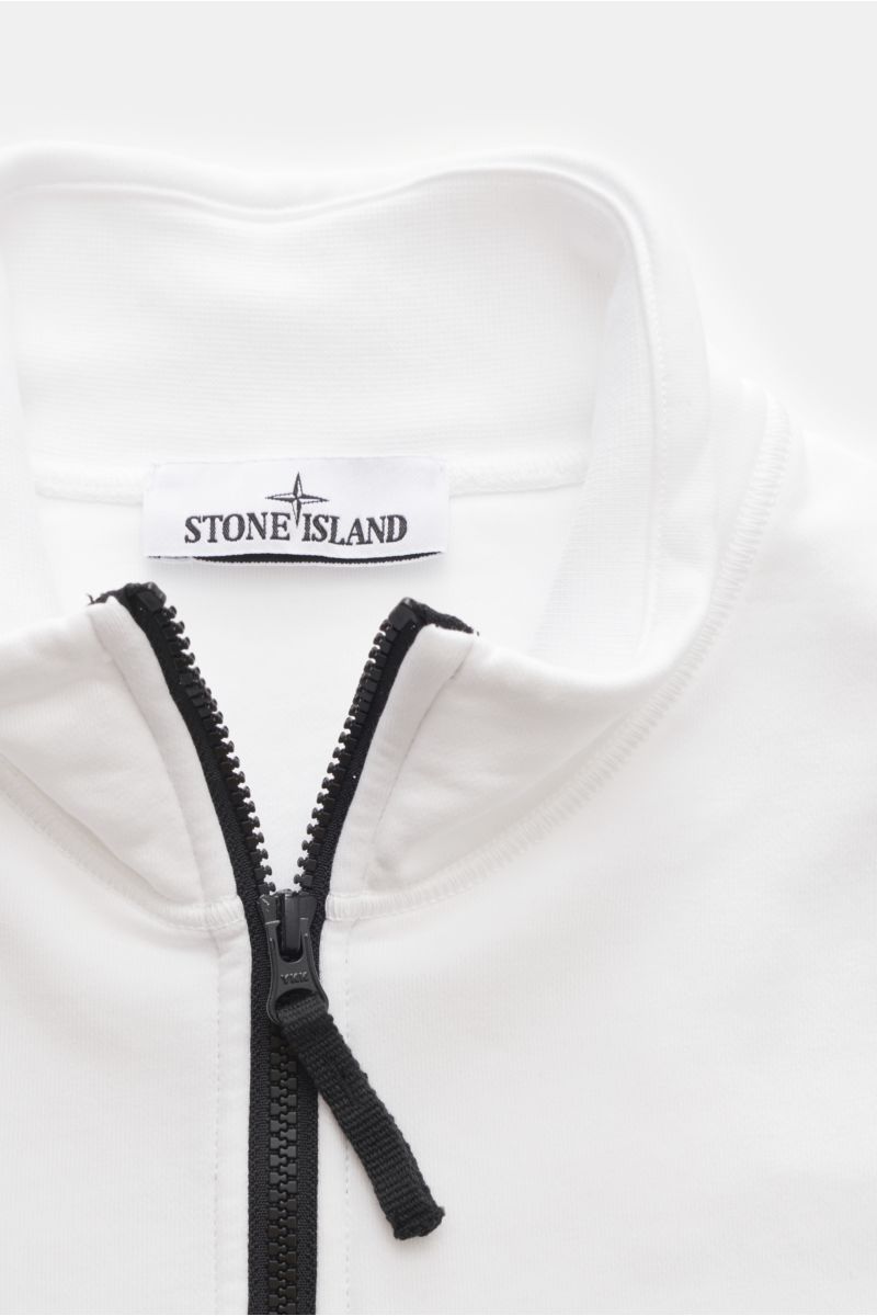 Close-up front view of Stone Island Troyer 'Basic Sweat' weiß in white with a black zipper and Stone Island label inside the collar.

Description: Sportives Essential: Der Sweat-Troyer von STONE ISLAND überzeugt als legeres Basic Piece und wird zum unv