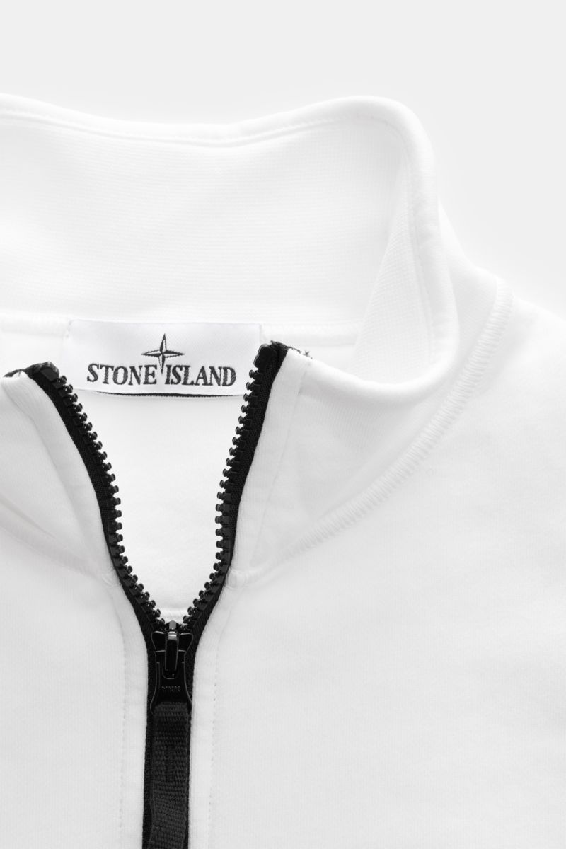 Close-up front view of the Stone Island Sweat-Troyer 'Basic Sweat' weiß showing the white Troyer collar with black zipper and inner label.

Sportives Essential: Der Sweat-Troyer von STONE ISLAND überzeugt als legeres Basic Piece und wird zum unverzicht