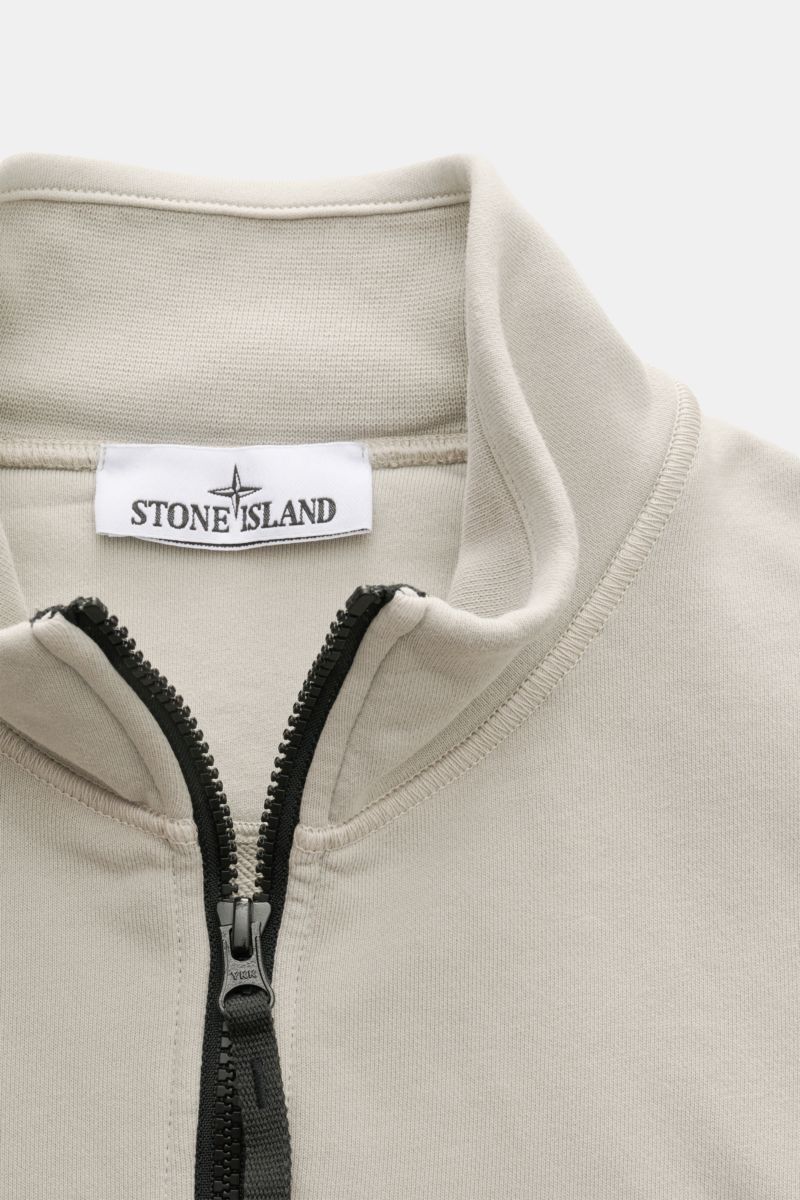 Stone Island Sweat-Troyer 'Basic Sweat' hellgrau, Detailansicht von oben, Troyer-Kragen mit Reißverschluss aus weicher Baumwolle.