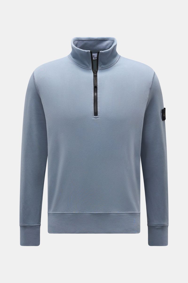 Stone Island Sweat-Troyer 'Basic Sweat' rauchblau shown from the front, made of pure cotton with soft touch, regular fit, zip-up Troyer collar, compass badge on upper arm, and flexible rib cuffs. 

Sportives Essential: Der Sweat-Troyer von STONE ISLAND